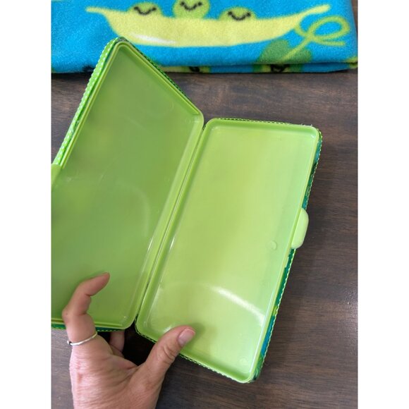 Sweet Peas Fleece Baby Blanket with Baby Wipe Holder Handmade 30" x 36" - Picture 3 of 6